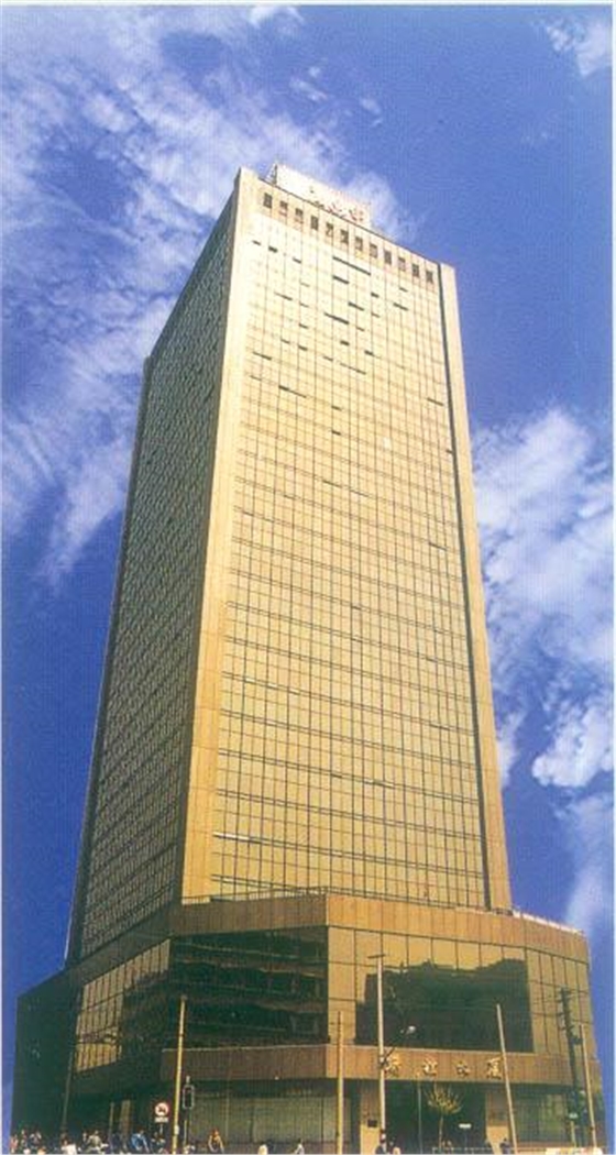 建筑幕墻設(shè)計(jì)安裝施工公司，山東泰信幕墻。（上海聯(lián)誼大廈）