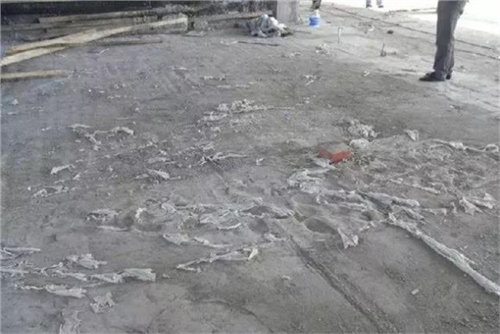 板面抹壓不到位，上人過早