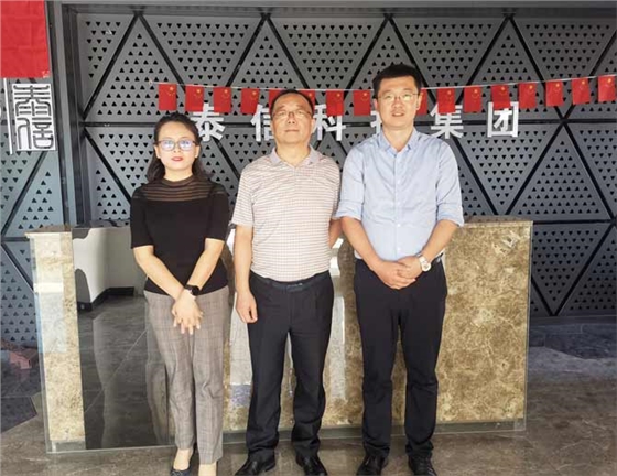 董事長(zhǎng)黃啟賓與燕園企業(yè)家俱樂(lè)部山東分部秘書長(zhǎng)方永會(huì)先生、北大燕園泰安區(qū)域負(fù)責(zé)人賈海英女士合影