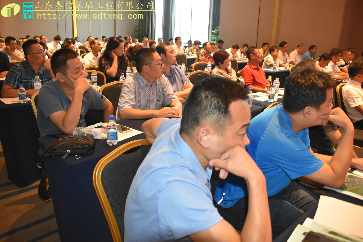 參會(huì)人員認(rèn)真聆聽會(huì)議內(nèi)容