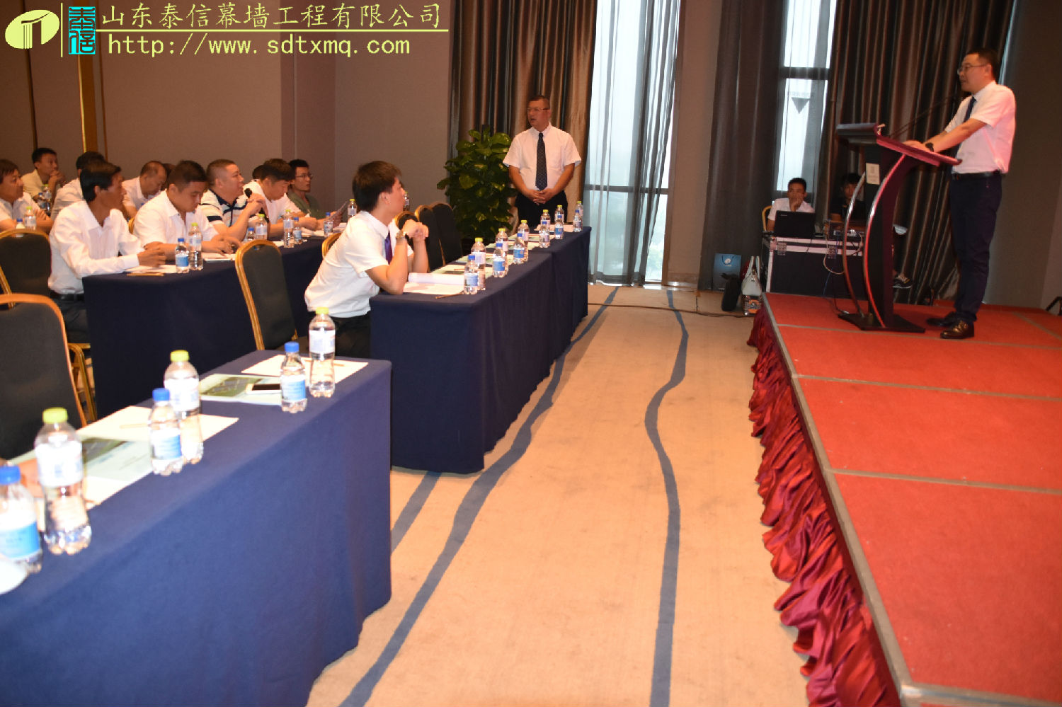 杜總為參會(huì)人員答疑