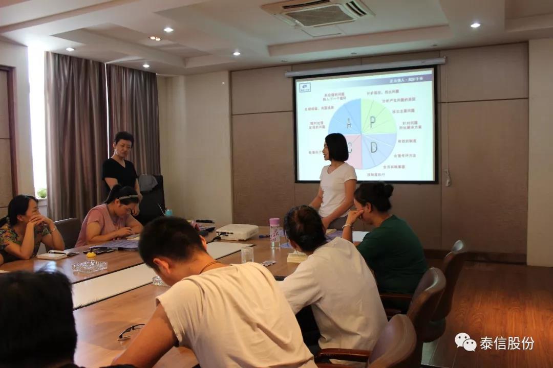小組派代表進(jìn)行展示