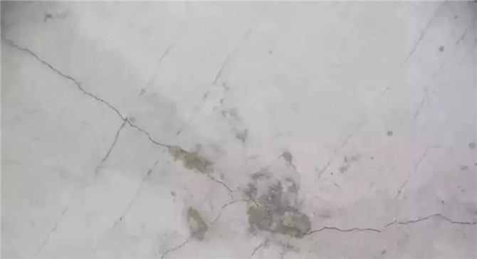 部分樓板開(kāi)裂