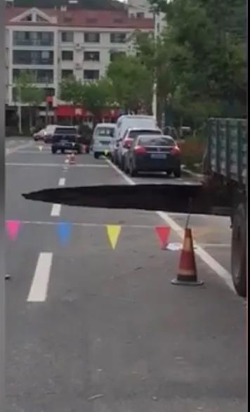 青島地鐵坍塌事故現(xiàn)場圖2