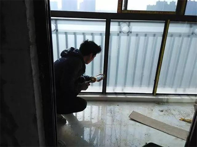 門(mén)窗打耐候玻璃膠