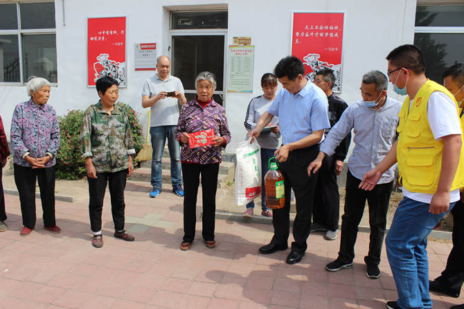 工商聯(lián)亓主席與黃會長帶領協(xié)會會員單位代表一行人為朱家洼村的12戶貧困戶送溫暖2