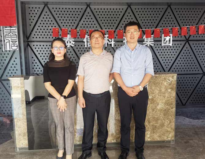 董事長黃啟賓與燕園企業(yè)家俱樂部山東分部秘書長方永會(huì)先生、北大燕園泰安區(qū)域負(fù)責(zé)人賈海英女士合影